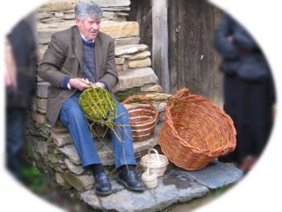 Ceferino, de Odollo, haciendo un cesto en Villar del Monte