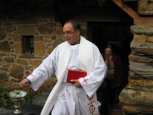 El párroco de Villar del Monte, Vicente Miguélez, bendiciendo el museo